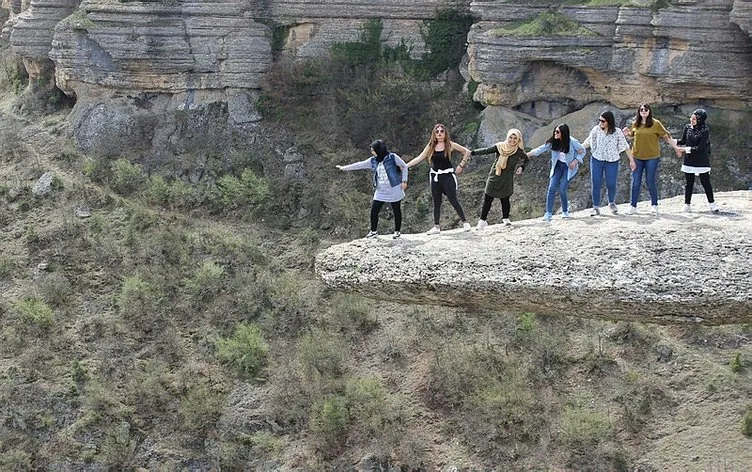 Sırçalı Kanyon’daki ’taş teras’ ziyaretçi akınına uğruyor, her gelen heyecan dolu poz çektiriyor...
