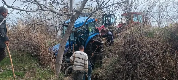 sarampole-kayan-traktor-is-makinesiyle-kurtarildi-1777554464658.jpg