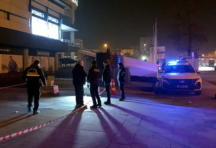 AVM’de eski sevgili dehşeti! Önce kız arkadaşını sonra anne ve kardeşini bıçakladı!