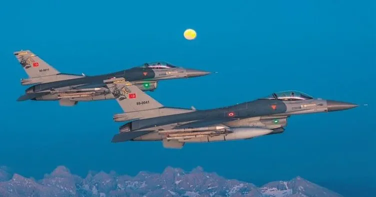 Süper Ay, F-16 uçakları ile daha güzel göründü