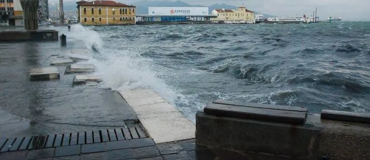 İzmir’de deniz suyu taştı