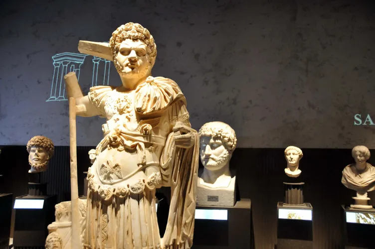 İstanbul Havalimanı'nda 'Türkiye'nin hazineleri, tahtın yüzleri' sergisi