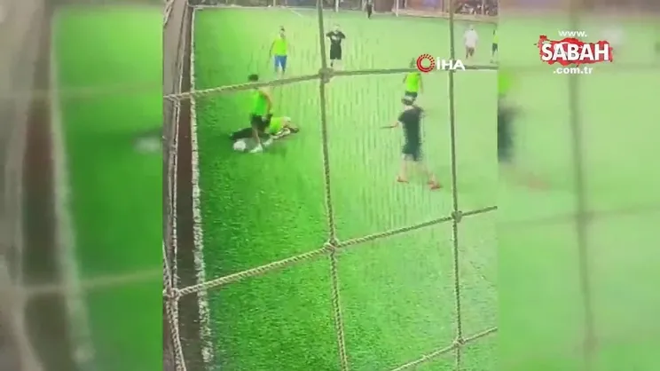 Halı sahada kalp krizi geçiren kişi hayatını kaybetti... O anlar kameralara yansıdı