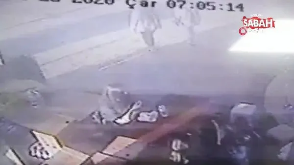 E-5 karayoluda dehşet anları... Makas atan sürücü iki liseli genci otomobiliyle böyle altına aldı | Video