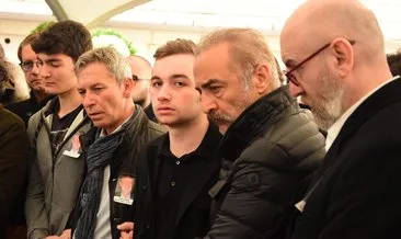 Demet Akbağ’ın oğlu Ali Çika’yı Yılmaz Erdoğan teselli etti! Zafer Çika’nın cenazesinde duygu yüklü anlar