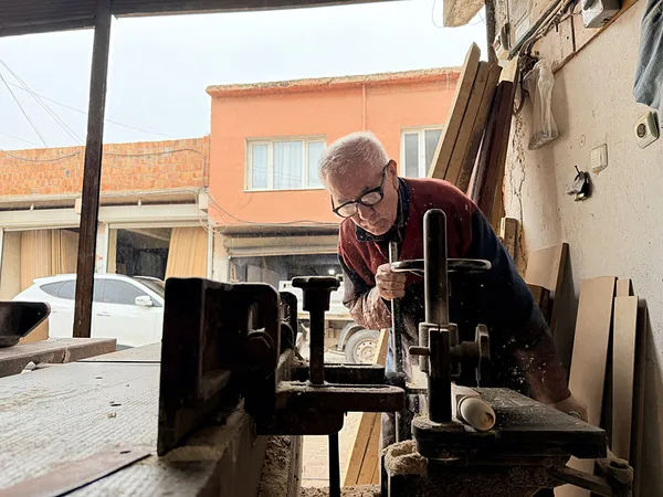 50-yillik-gelenek-tek-kisiye-kaldi-74-yasindaki-usta-meslegini-birakmiyor-1775475143869.jpg