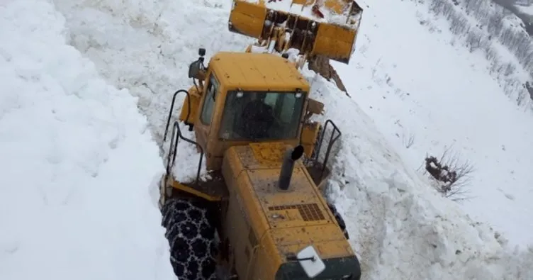 Karlıova’da kardan kapanan yol 19 saat sonra açıldı