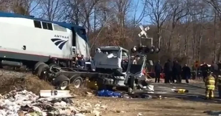 ABD’de vekilleri taşıyan tren kaza yaptı