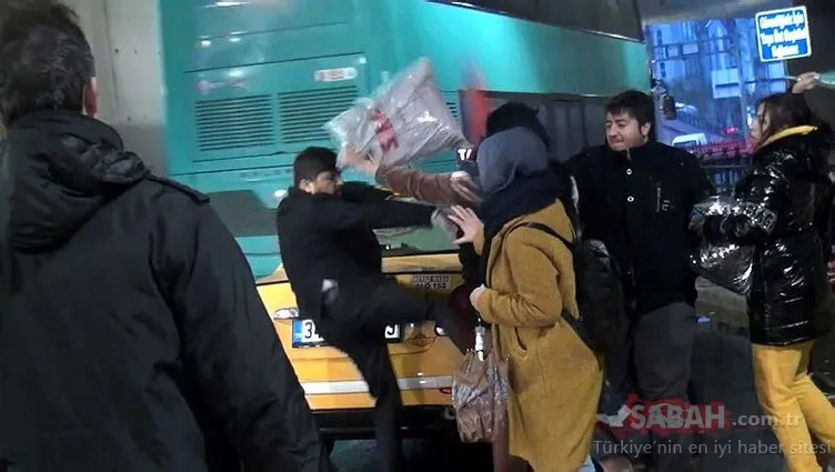 Son dakika: Taksim’de ortalık karıştı! Şemsiye ve tekmeler havada uçtu!