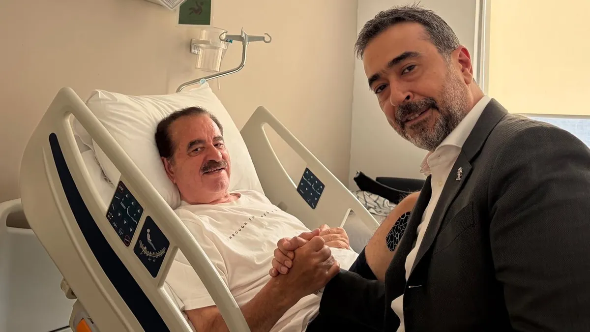 AK Parti Ankara İl Başkanı Hakan Han Özcan, İbrahim Tatlıses'i hastanede ziyaret ediyor.