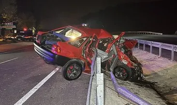 Kocaeli’de otomobil bariyere çarptı; 2 ölü #kocaeli