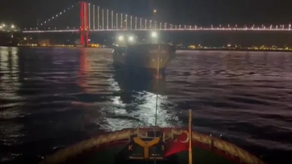 istanbul-bogazinda-arizalanan-kuru-yuk-gemisi-kurtarildi-1789982014753.jpg