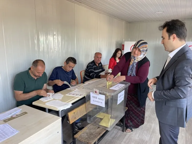 Deprem bölgesinde hüzünlü seçim! Vatandaşlar oy verme işlemi için sandık başında
