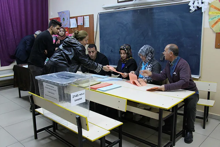 Türkiye sandık başında! 57 milyon seçmen tercihini yapıyor