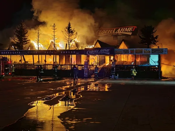 afyonda-akaryakit-istasyonu-yanindaki-restoranda-cikan-yangin-korkuttu-1732210901305.jpg