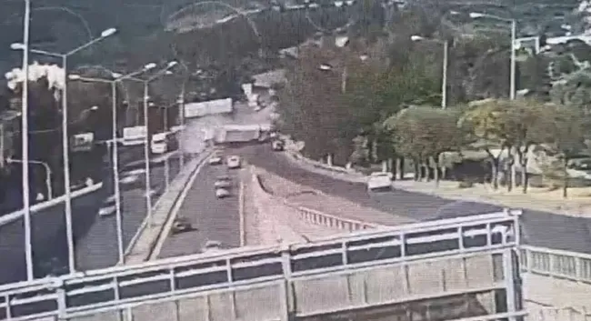 izmirdeki-tir-faciasinin-goruntuleri-ortaya-cikti-1-polisimiz-sehit-2-kisi-yaralanmisti-1777496450873.jpg