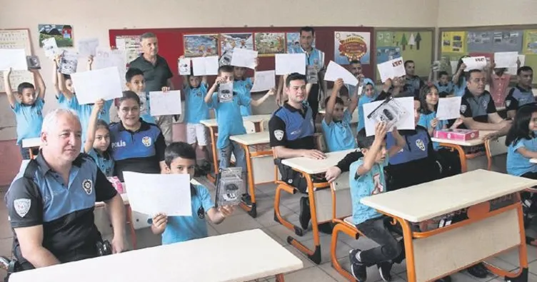 Polisten çocuklara karne sürprızı