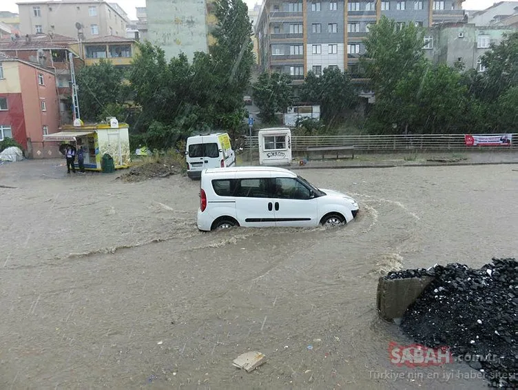 İstanbul Ataşehir’de yağmur 15 dakika yağdı, yollar göle döndü!