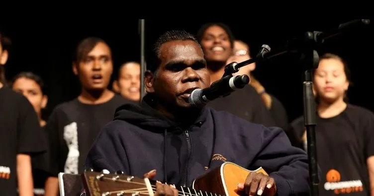 Görme engelli Avustralyalı şarkıcı Yunupingu yaşamını yitirdi