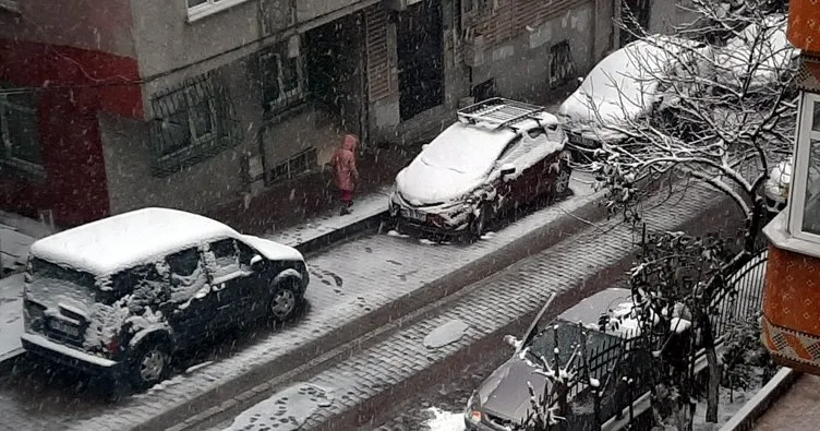 Kar yağışı geceden başladı! İstanbul beyaza büründü