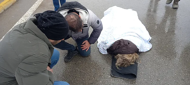 Yolun ortasındaki kadını görenler yardıma koştu: Eşim şehir dışında haber vermeyin korkar!