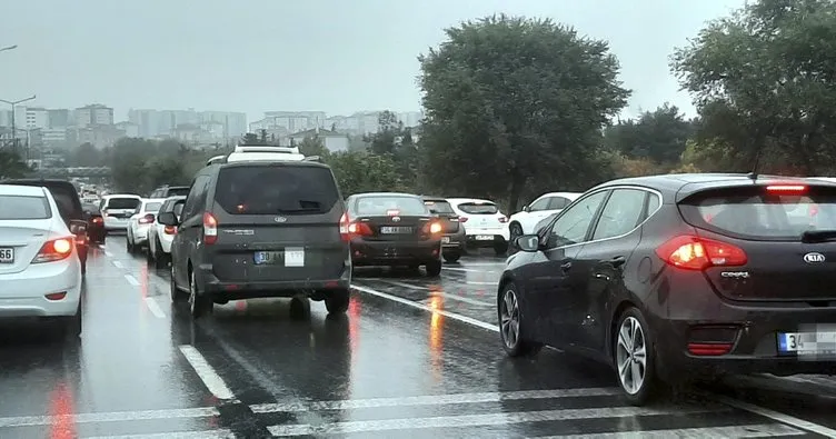 İstanbul’da sağnak yağmur trafik yoğunluğu yaşattı