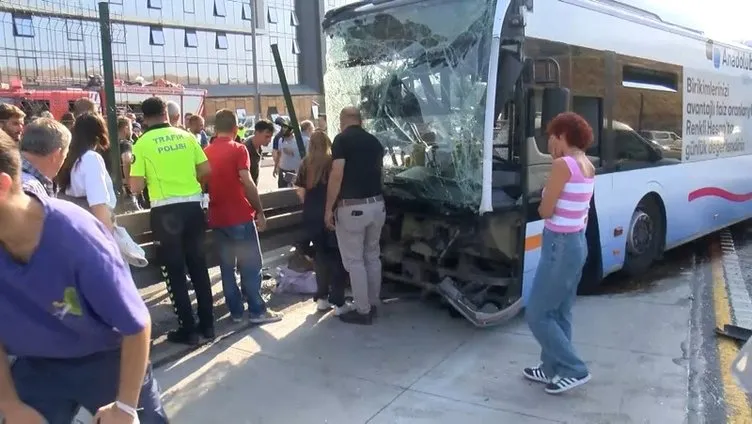 SON DAKİKA: İstanbul Küçükçekmece Sefaköy’de metrobüs kazası! Şoförlerin ifadesi ortaya çıktı: Kaymaya devam etti!