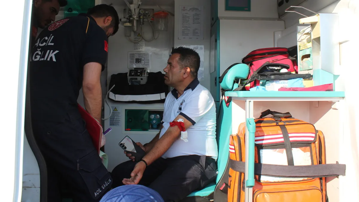 Aksaray'da meydana gelen otobüs kazasının ardından olay yeri görüntüsü.