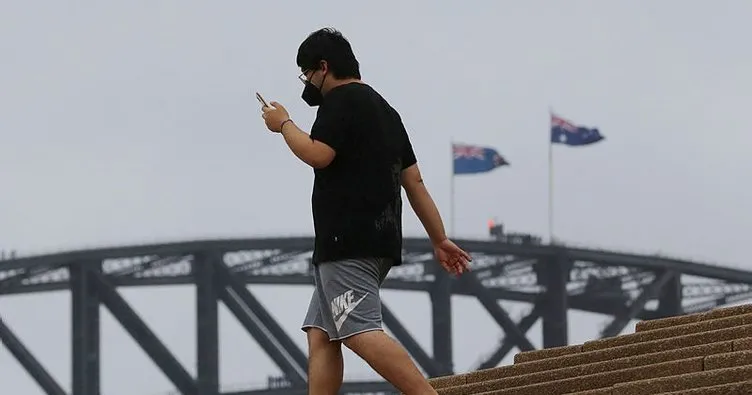 Avustralya’da binlerce kişi corona virüs salgınına aldırmadan denize girdi! Plajlar kapatıldı