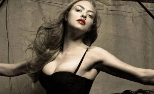 Amanda Seyfried'in şöhreti göğüslerine mal oldu