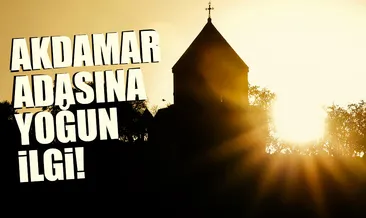 Akdamar Adası yerli ve yabancı turistlerin akınına uğruyor