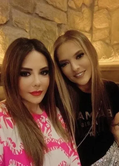 Ünlü şarkıcı Demet Akalın ile yakın arkadaşı Esra Balamir buluştu! Esra Balamir corona virüse yakalanmıştı…
