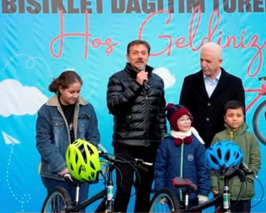 saglikli-yasami-tesvik-icin-yuz-cocuga-yuz-bisiklet-dagitildi-1767362704926.jpg