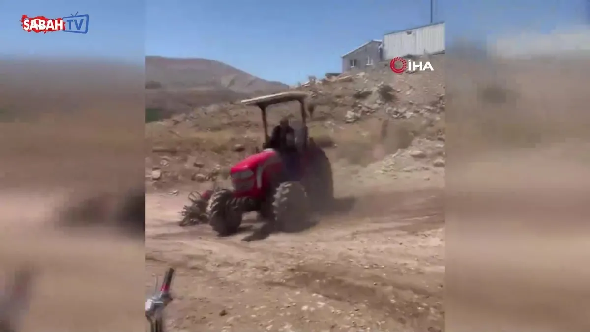 Aileler arasında hayvan otlatma kavgası çıktı: Tartıştığı kişilerin üzerine traktörü sürdü! | Video videosunu izle Aileler arasında hayvan otlatma kavgası çıktı: Tartıştığı kişilerin üzerine traktörü sürdü! | Video videosunu izle