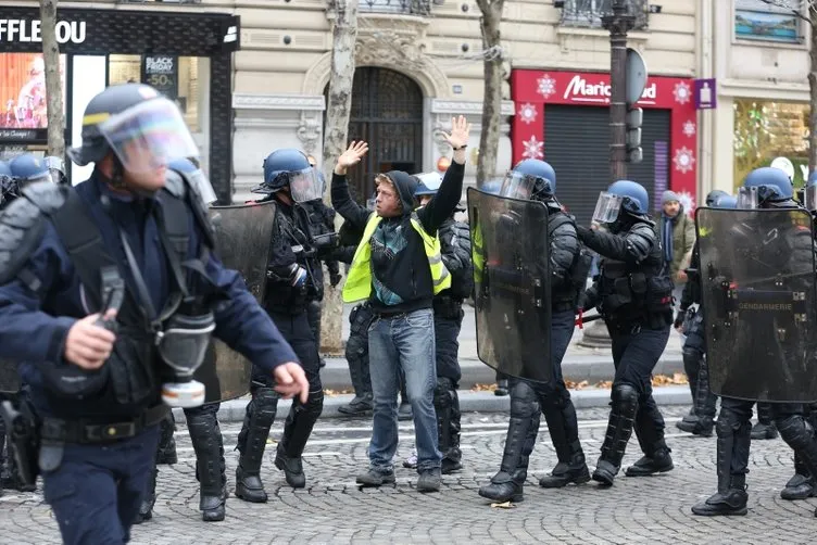 Fransa'da akaryakıt zammı protestoları sürüyor