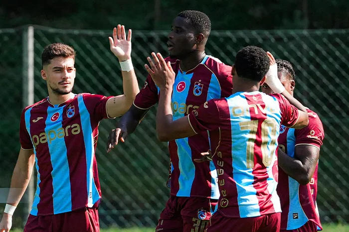 canli-yayin-goztepe-trabzonspor-ozel-maci-ismail-koybasi-jubile-yapiyor-1786203786274.jpg