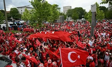 Türk taraftarlar, Dortmund’u kırmızı-beyaza boyadı