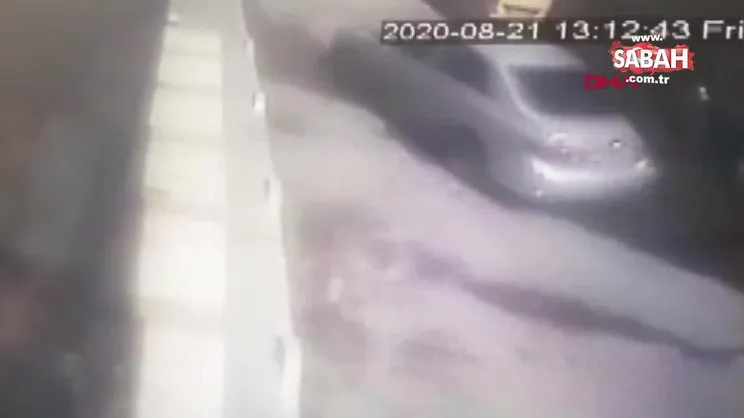 İstanbul Bağcılar'da otomobilin 6 yaşındaki çocuğa çarpma anı kamerada | Video