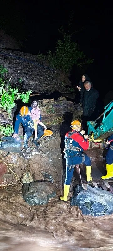 SON DAKİKA… Metrekareye 161 kilo yağış düştü! Rize sele teslim: Dereler taştı, köprüler yıkıldı, Ayder Yaylası yolu kapandı!