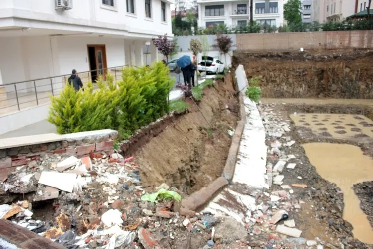 Küçükçekmece ve Kadıköy’de istinat duvarı çöktü