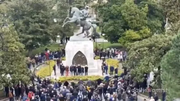 Samsun'da bir grup Atatürk heykeli etrafında döndü! Çirkin provokasyon sonrası ilginç olay...