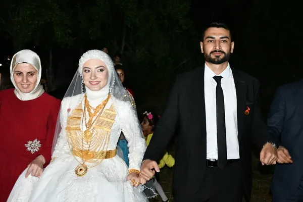 sirnakta-muhtesem-dugun-geline-2-kilo-altin-damada-3-milyon-tl-takildi-1718192925741.jpg