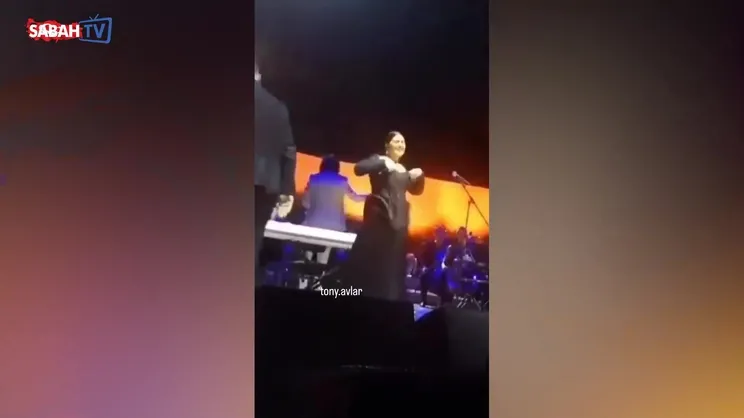 Sibel Can sahnede yere düştü | Video