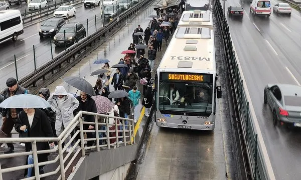 metrobus-arizasi-istanbulluyu-isyan-ettirdi-lanet-olsun-bu-belediyeye-1762846595182.jpg