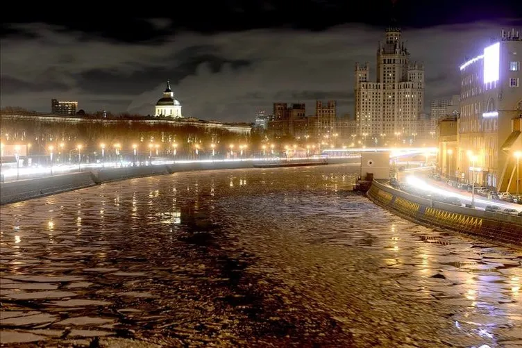 Moskova Nehri buz tuttu
