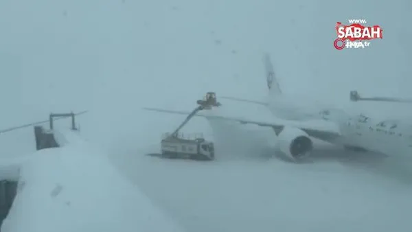Uçaklar kara gömüldü! Japonya’da kar ulaşımı durdurdu | Video