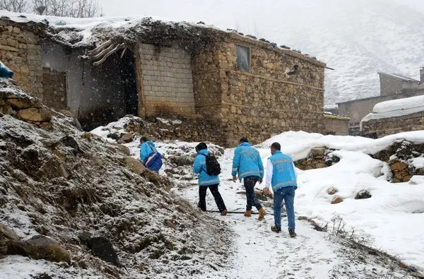 Karlı yolları aşıp hastalara şifa götürüyorlar