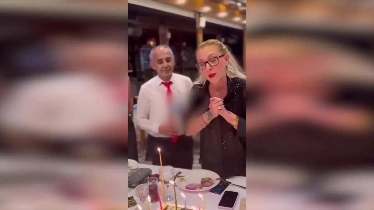 Güllü’nün tutuklanan kızı Tuğyan ile doğum günü kutlaması görüntüleri sosyal medyada gündem oldu! videosunu izle Güllü’nün tutuklanan kızı Tuğyan ile doğum günü kutlaması görüntüleri sosyal medyada gündem oldu! videosunu izle