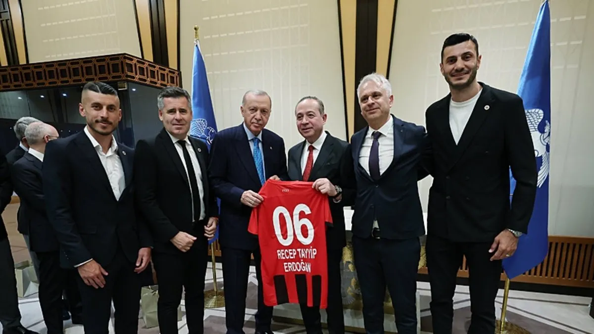 Başkan Erdoğan, Süper Lig’e yükselen 3 kulübü kabul etti! Başkan Erdoğan, Süper Lig’e yükselen 3 kulübü kabul etti!