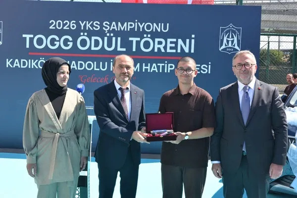 yks-sampiyonu-togg-ile-odullendirildi-1789389275991.jpeg